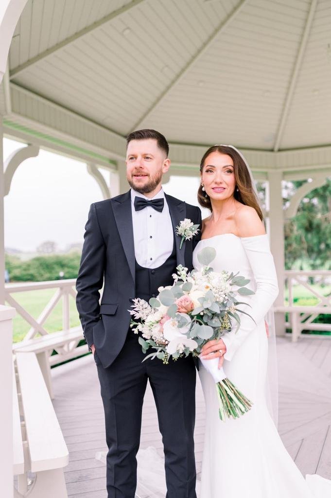Bridesmaids with matching bouquets