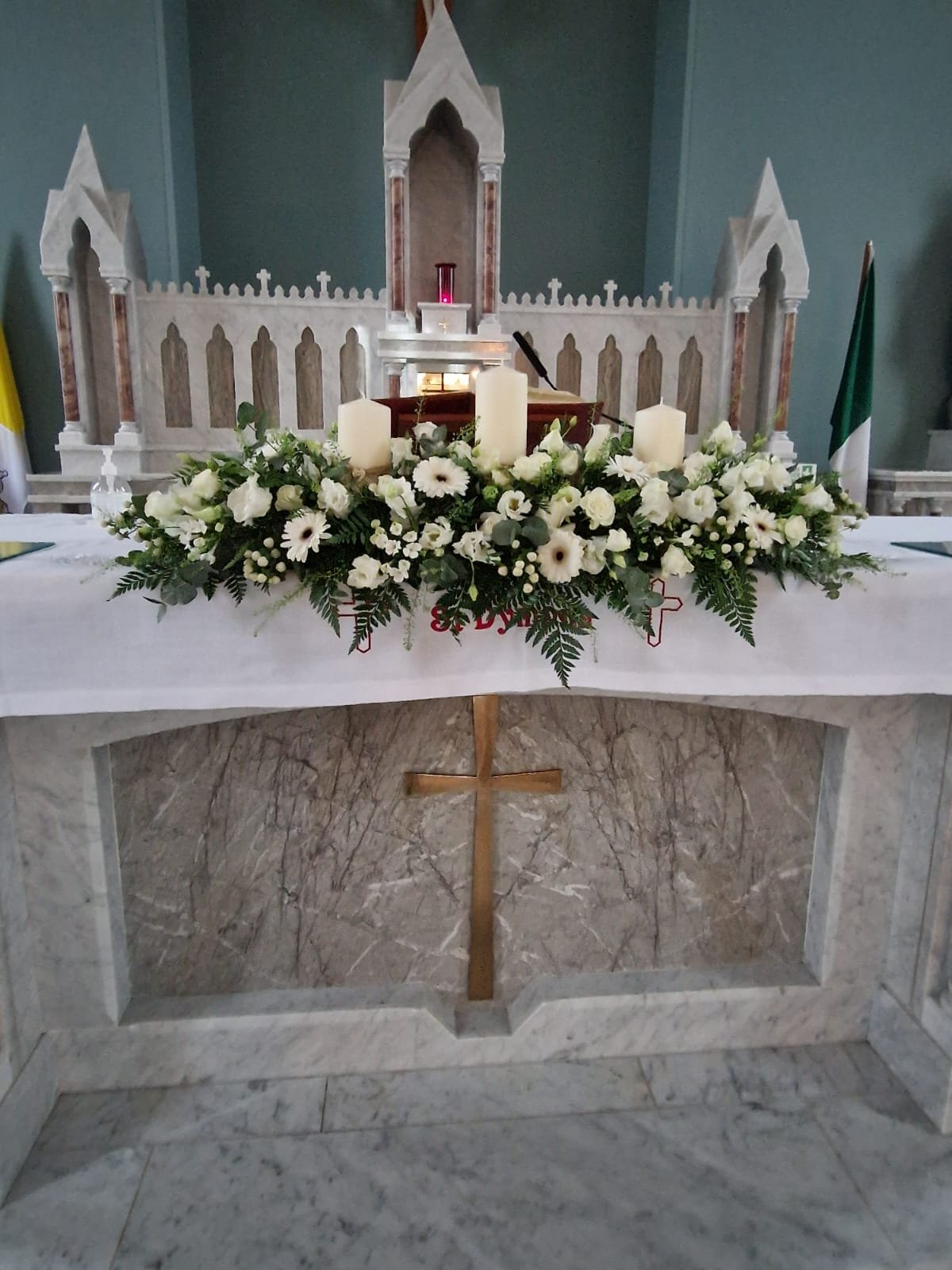 Altar arrangement with soft tones